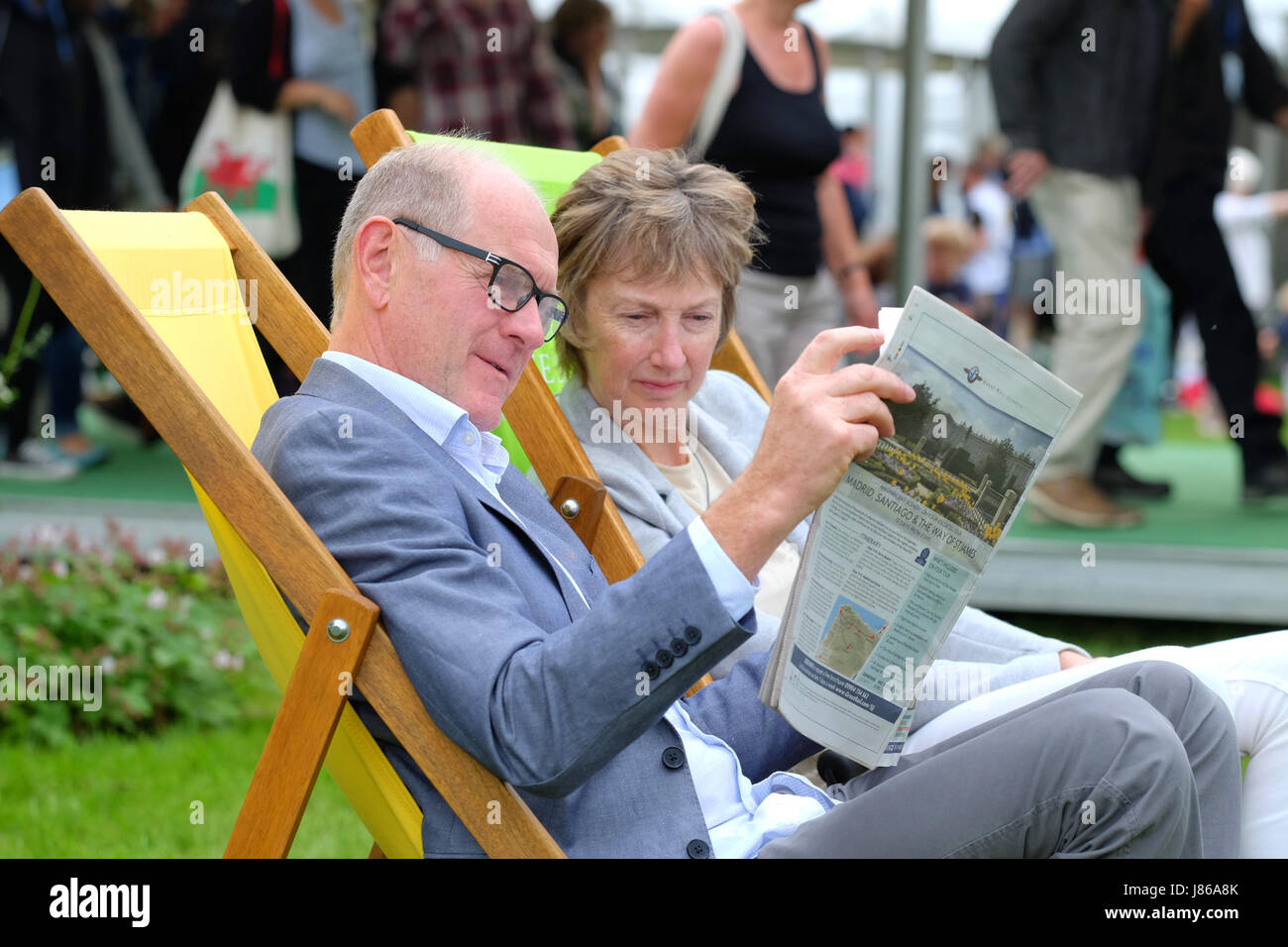 Hay Festival 2017 - Hay on Wye, Wales, Regno Unito - Sabato 27 Maggio 2017 - Visitatori prendetevi del tempo per rilassarvi al Festival sdraio tra eventi - Steven Maggio / Alamy Live News Foto Stock