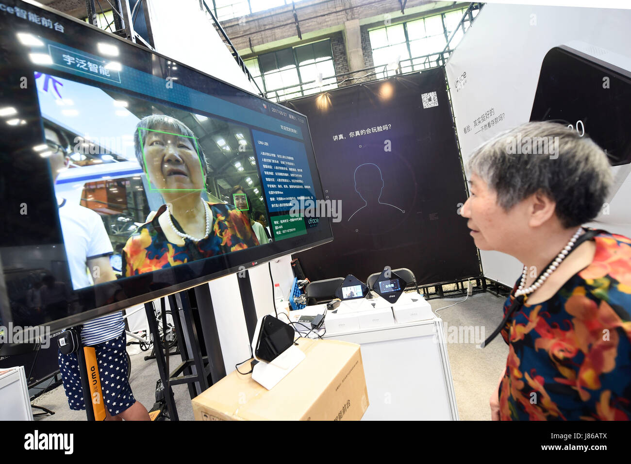 (170527) -- HANGZHOU, 27 maggio 2017 (Xinhua) -- una donna sperimenta un sistema di riconoscimento facciale a Hangzhou International vita futura Festival di Hangzhou, a est della capitale cinese della Provincia di Zhejiang, 27 maggio, 2017. I 3 giorni di festa si illustrano alcune delle tecnologie e delle soluzioni che possono influire sulla vita futura. (Xinhua/Li Zhong) (dyhqwl) Foto Stock