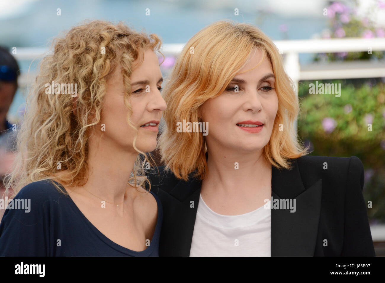 Cannes, Francia. 27 Maggio, 2017. Scrittore Delphine de Vigan (L) e attrice Emmanuelle Seigner frequentare il 'basato su una storia vera" photocall durante il settantesimo annuale di Cannes Film Festival presso il Palais des Festivals il 27 maggio 2017 a Cannes, Francia. Credito: Federico Injimbert/ZUMA filo/Alamy Live News Foto Stock