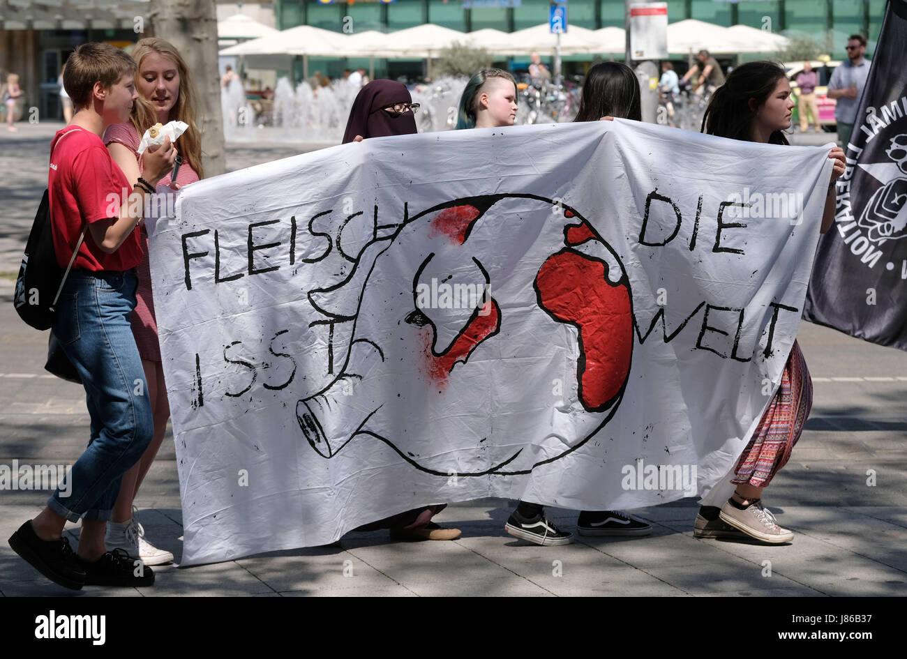 Hannover, Germania. 27 Maggio, 2017. I manifestanti portano striscioni durante una dimostrazione dei diritti degli animali organizzazione dei diritti degli animali guardare ad Hannover, Germania, 27 maggio 2017. Hannover è una delle sette città tedesca in cui l'organizzazione dei diritti degli animali guardare dimostrazioni organizzate per la chiusura di tutti i macelli in maggio e giugno. Foto: Peter Steffen/dpa/Alamy Live News Foto Stock