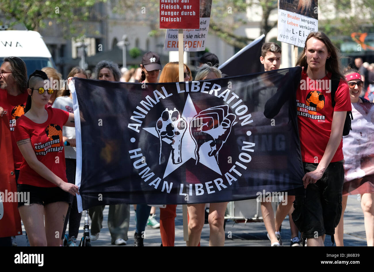 Hannover, Germania. 27 Maggio, 2017. I manifestanti portano striscioni durante una dimostrazione dei diritti degli animali organizzazione dei diritti degli animali guardare ad Hannover, Germania, 27 maggio 2017. Hannover è una delle sette città tedesca in cui l'organizzazione dei diritti degli animali guardare dimostrazioni organizzate per la chiusura di tutti i macelli in maggio e giugno. Foto: Peter Steffen/dpa/Alamy Live News Foto Stock