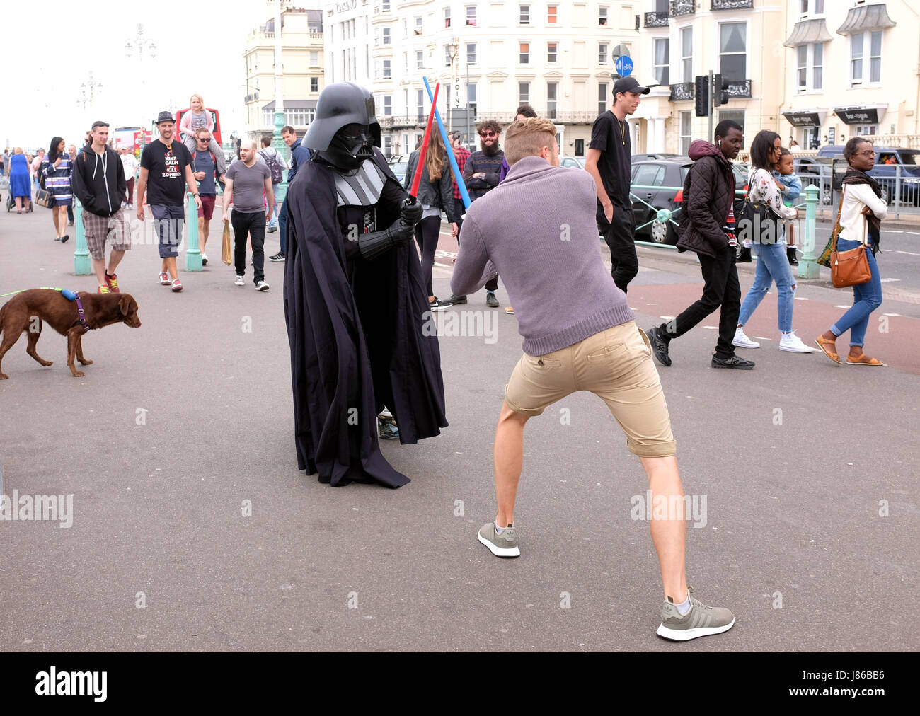 Brighton, Regno Unito. 27 Maggio, 2017. Darth Vader sul lungomare di Brighton nonostante il molto tempo fresco di oggi . Che differenza un giorno fa sulla spiaggia di Brighton come la temperatura è scesa da nelle vicinanze di 10 gradi e il vento ha ottenuto dopo ieri è il giorno più caldo dell'anno finora Credito: Simon Dack/Alamy Live News Foto Stock