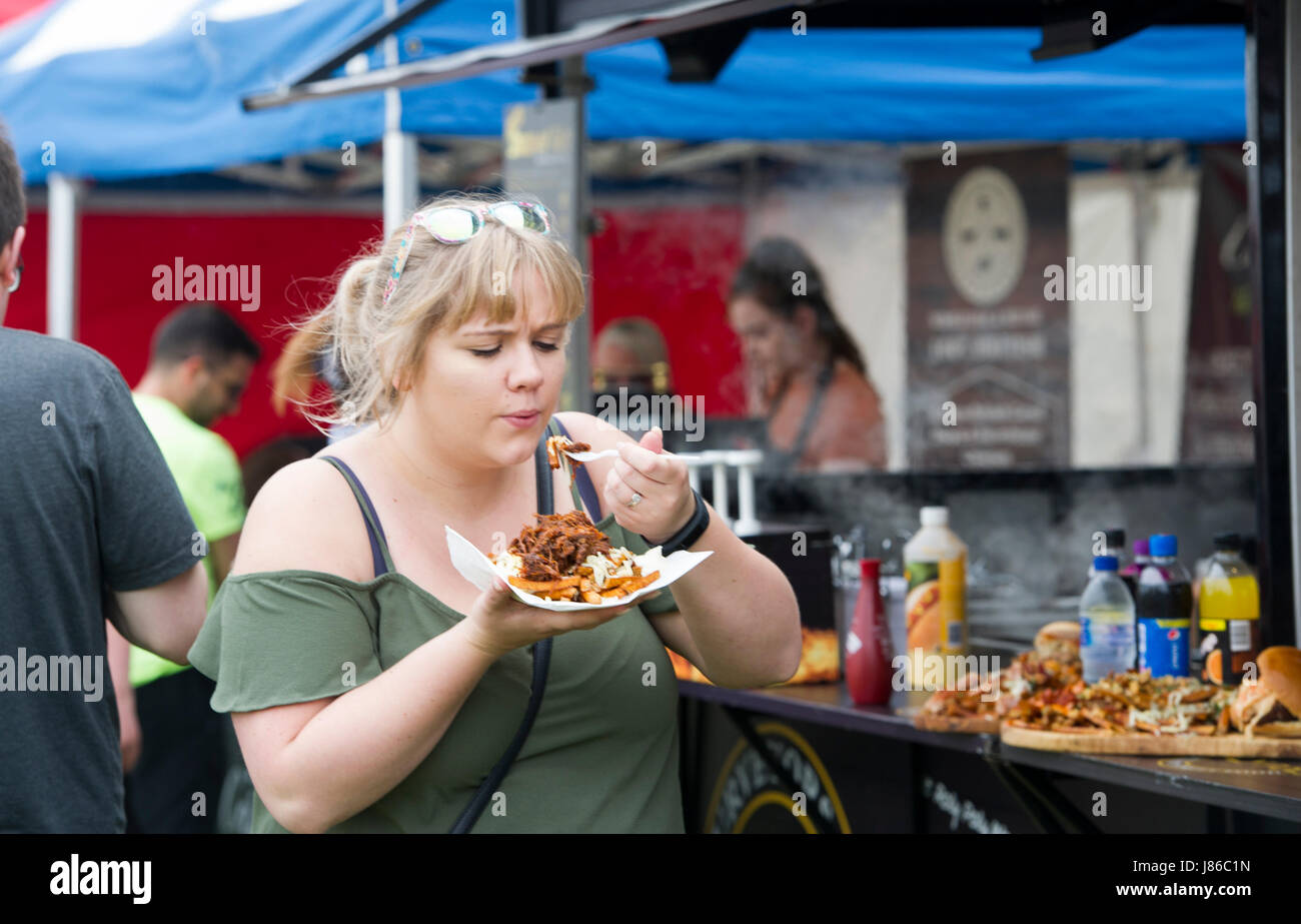 Brighton, Regno Unito. 27 Maggio, 2017. Nonostante la banca dello scambiatore di calore meteo vacanze Brighton e Hove Food and Drink Festival è stato occupato su prati di Hove Credito: Simon Dack/Alamy Live News Foto Stock