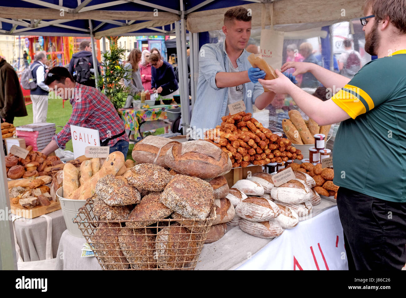 Brighton, Regno Unito. 27 Maggio, 2017. Nonostante la banca dello scambiatore di calore meteo vacanze Brighton e Hove Food and Drink Festival è stato occupato su prati di Hove Credito: Simon Dack/Alamy Live News Foto Stock