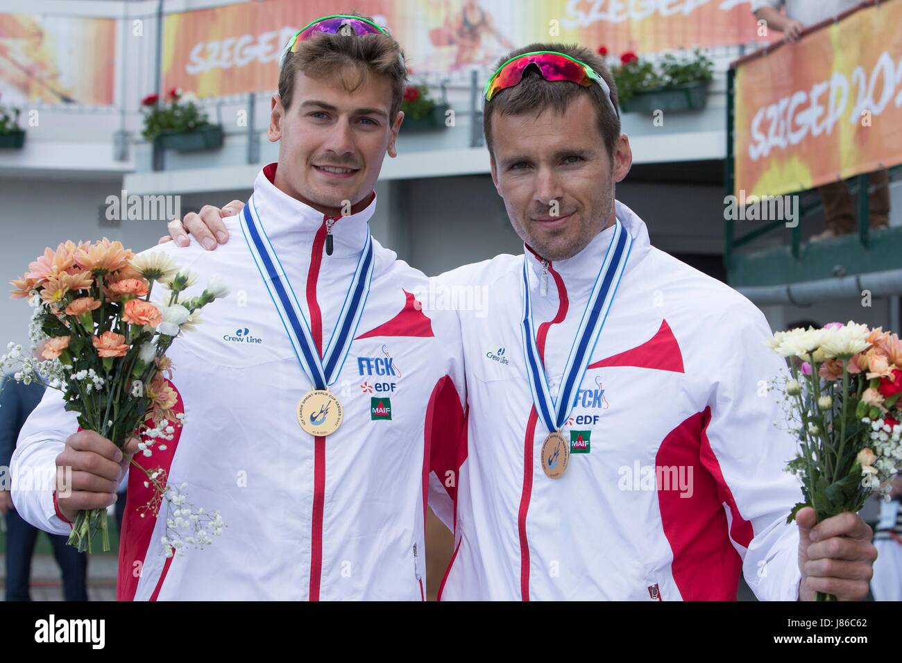 Szeged, Ungheria. 27 Maggio, 2017. Guillaume Le Floch Decorchemont (L) e Sebastien Jouve di Francia partecipare alla cerimonia di premiazione di K2 uomini 500-metro finale al 2017 ICF Canoe sprint di Coppa del Mondo a Szeged, Ungheria, il 27 maggio 2017. Guillaume Le Floch Decorchemont e Sebastien Jouve ha vinto l'oro con un tempo di 1:28.125. Credito: Istvan Doba/Xinhua/Alamy Live News Foto Stock