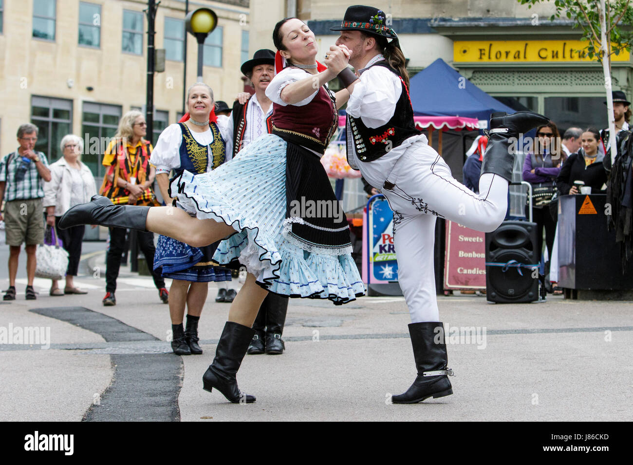 Chippenham, Regno Unito. 27 Maggio, 2017. Ballerini dalla Repubblica slovacca folk dance group Morena Dance Company sono illustrati in quanto essi svolgono nel giorno di apertura del 2017 Chippenham folk festival. Il festival si svolge nel corso di 4 giorni ed è considerata come uno dei premier feste popolari nel paese Credito: lynchpics/Alamy Live News Foto Stock