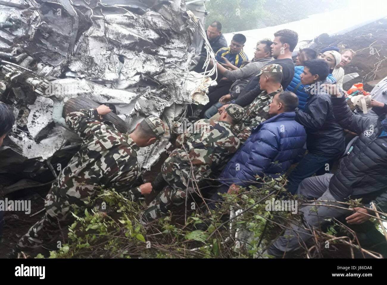 Solukhumbu, Nepal. 27 Maggio, 2017. Foto scattata il 27 Maggio 2017 mostra una scena di operazione di salvataggio presso il sito del crash di un aereo cargo vicino Tenzing Hillary aeroporto di Lukla nei pressi del Monte Qomolangma, situato nel quartiere orientale Solukhumbu, Nepal. Un pilota è morto e due membri di equipaggio sono stati feriti dopo un cargo aereo di Goma Airlines si è schiantato durante lo sbarco a Tenzing Hillary aeroporto di Lukla nei pressi del Monte Qomolangma sabato pomeriggio, confermato dalle autorità. Credito: Xinhua/Alamy Live News Foto Stock