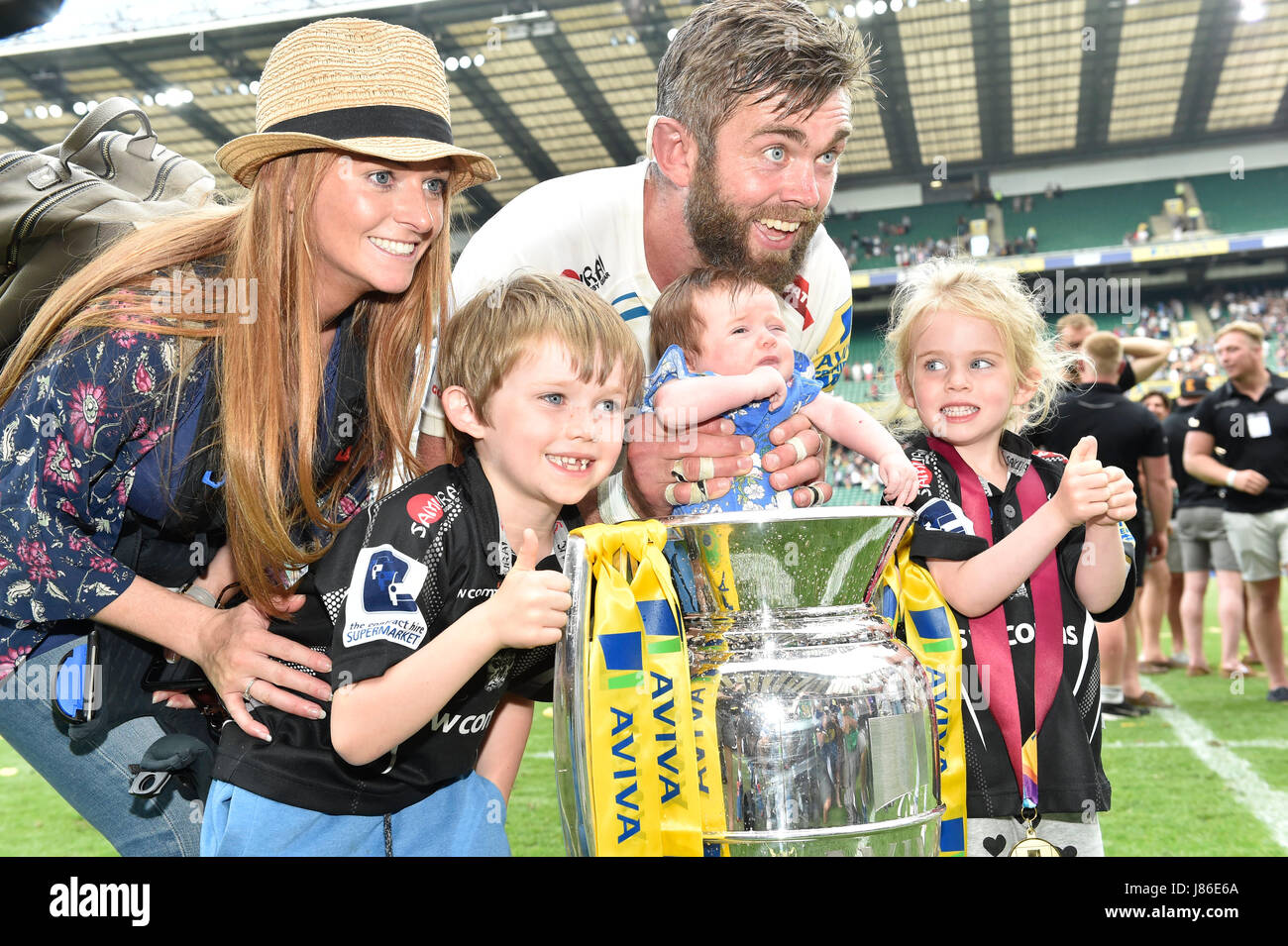 Londra, Inghilterra. 27 Maggio, 2017. Geoff Parling (capi) pone un filmily foto per la stampa con la Tazza durante 2017 Aviva Premiership finale di Rugby vespe v Exeter Chiefs a Twickenham Stadium Credito: Taka Wu/Alamy Live News Foto Stock