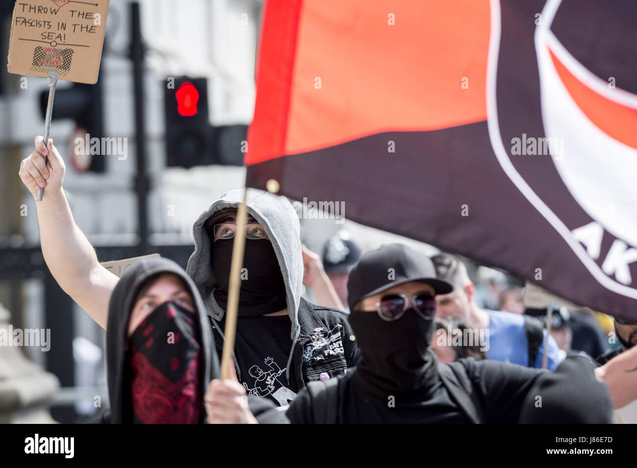 Londra, Regno Unito. 27 Maggio, 2017. Un piccolo gruppo di antifascisti e anarchici marzo attraverso Whitehall come parte di un anti-partito Tory protesta prima della prossima elezione generale. © Guy Corbishley/Alamy Live News Foto Stock