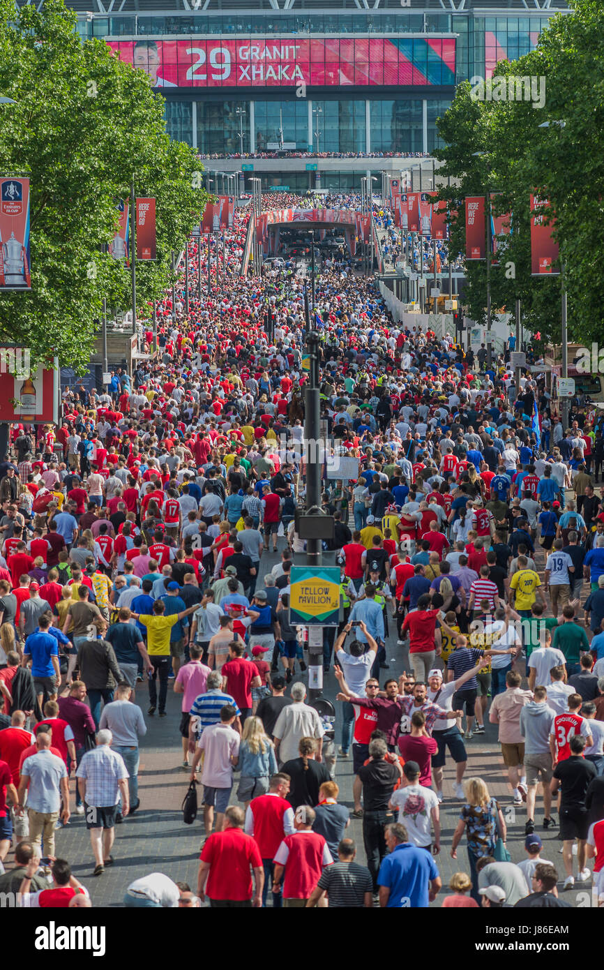 Londra, Regno Unito. 27 Maggio, 2017. Voce al stdium giù Wembley way - Chelsea e Arsenal tifosi arrivano al Wembley Stadioum per la finale di FA Cup. Londra 27 maggio 2017. Credito: Guy Bell/Alamy Live News Foto Stock