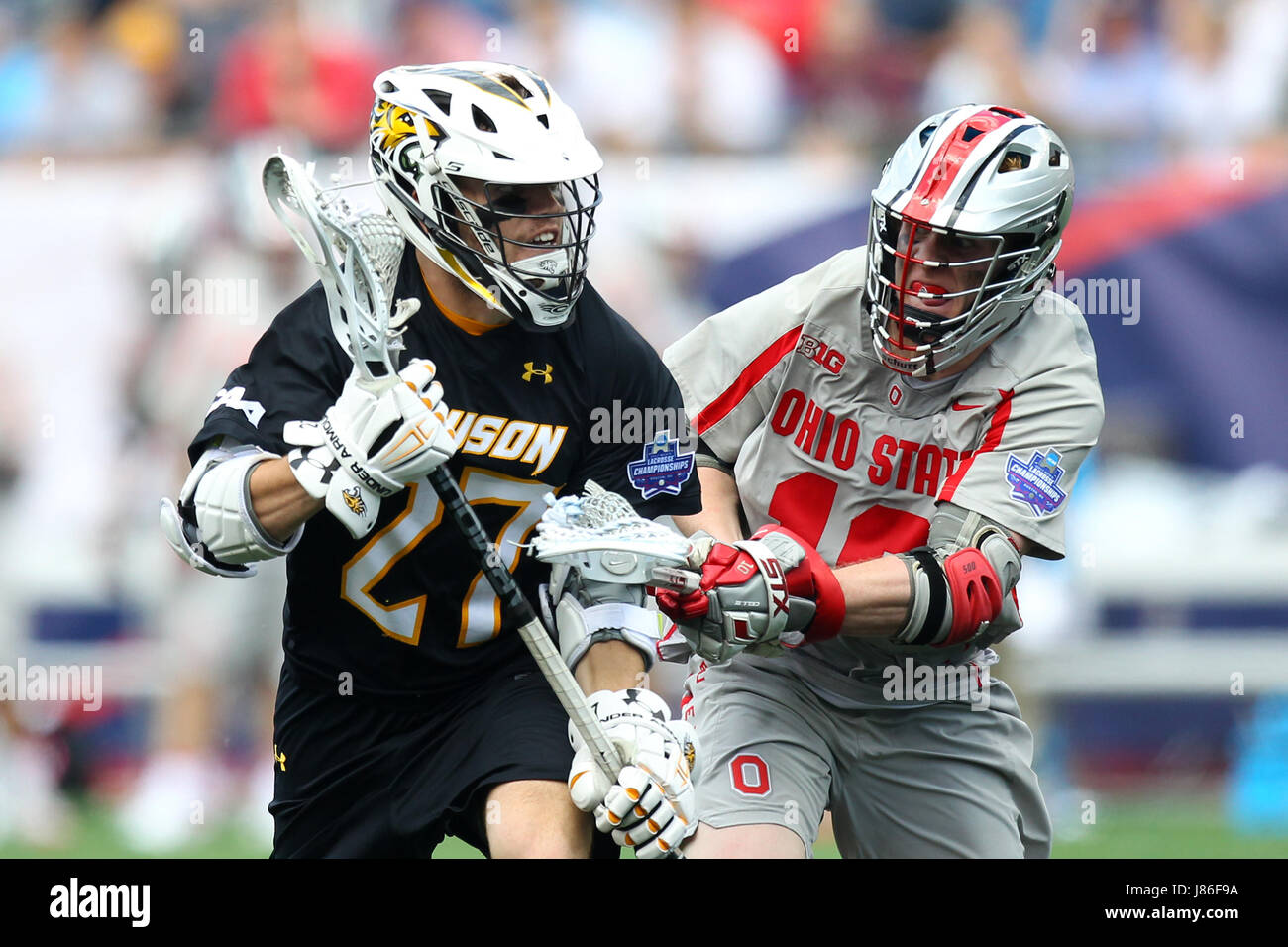 Maggio 27, 2017; Foxborough, MA, USA; Towson Tigers centrocampista Mike Lynch (27) e Ohio State Buckeyes centrocampista John Kelly (10) in azione durante il NCAA semifinale lacrosse gioco tra Towson tigri e Ohio State Buckeyes a Gillette Stadium. Ohio ha vinto 11-10. Anthony Nesmith/Cal Sport Media Foto Stock