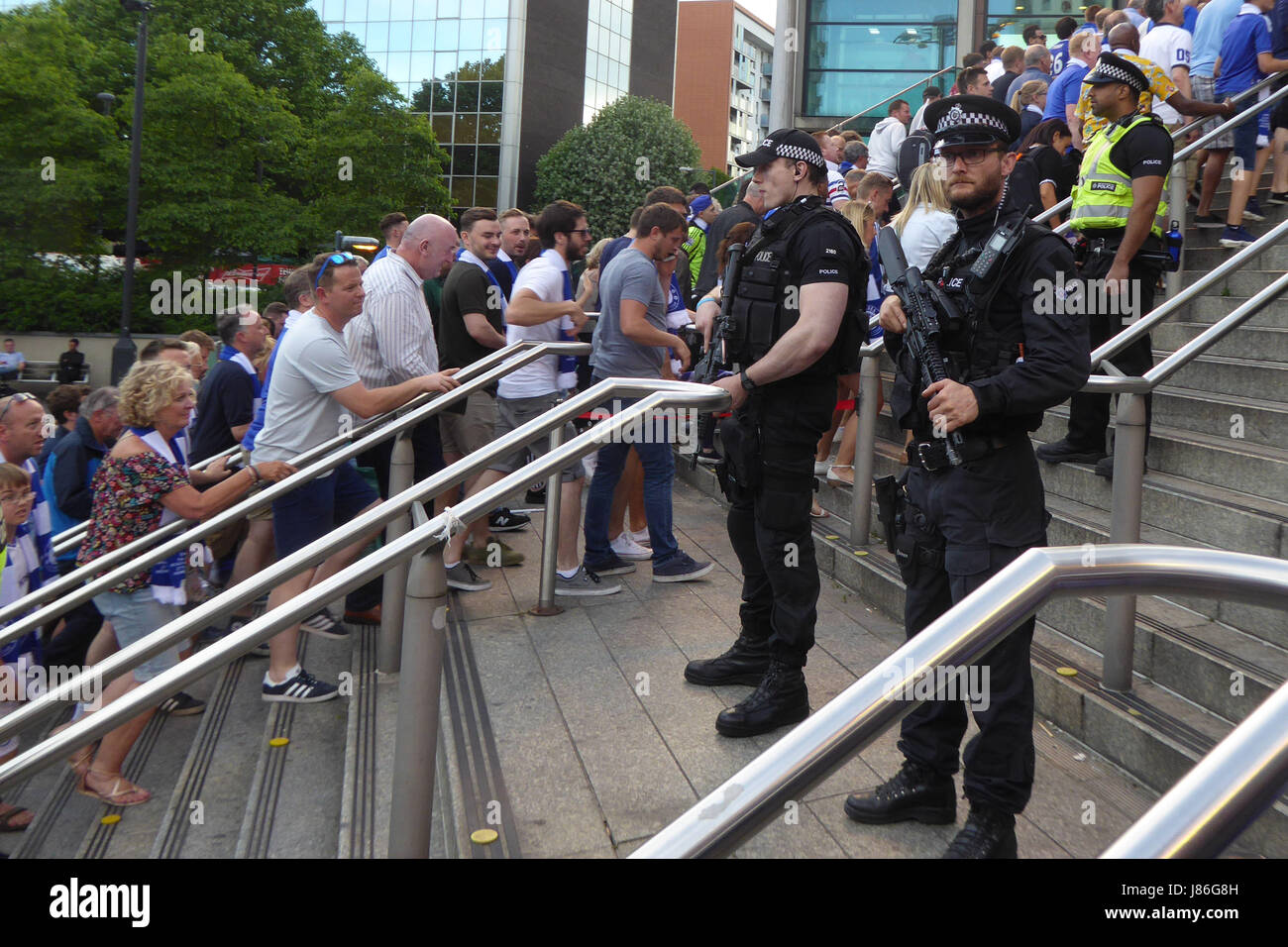 Londra, Regno Unito. 27 Maggio, 2017. Cooperazione di polizia e di polizia armata vegli su di FA Cup finale delle ventole a Wembley London Credit: Nigel Bowles/Alamy Live News Foto Stock