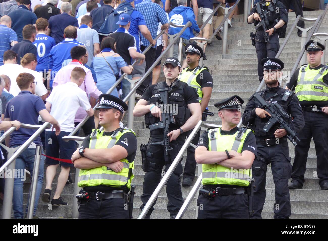Londra, Regno Unito. 27 Maggio, 2017. Cooperazione di polizia e di polizia armata vegli su di FA Cup finale delle ventole a Wembley London Credit: Nigel Bowles/Alamy Live News Foto Stock
