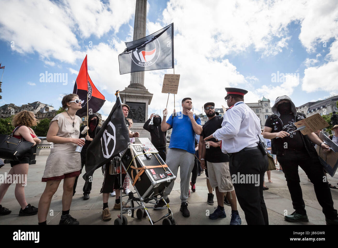 Londra, Regno Unito. 27 Maggio, 2017. Un piccolo gruppo di antifascisti e anarchici marzo attraverso Whitehall come parte di un anti-partito Tory protesta prima della prossima elezione generale. Credito: Guy Corbishley/Alamy Live News Foto Stock