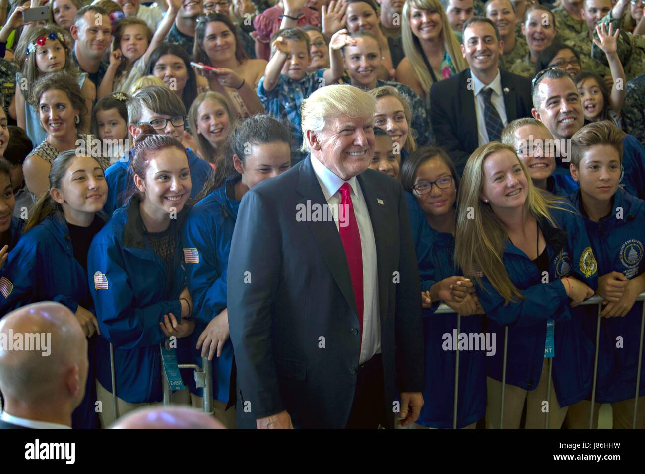 Stati Uniti Donald Trump in posa per una foto con il grado 8a classe da Sigonella Middle School durante una sosta alla Naval Air Station Sigonella prima di ritornare a casa dalla sua nove giorni di viaggio all'estero Maggio 27, 2017 in Sigonella, Italia. Foto Stock