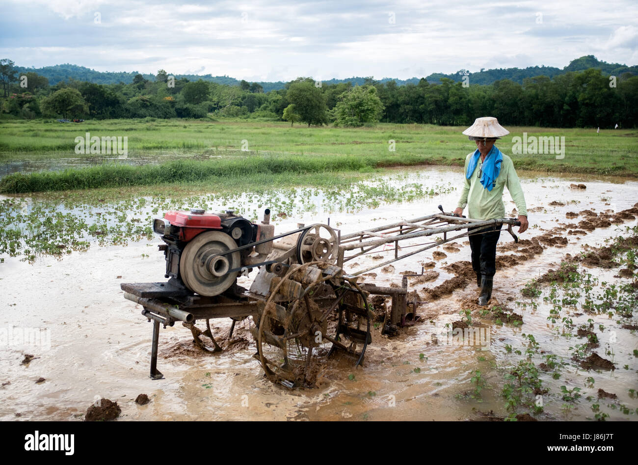 Nakhon Nayok, Thailandia. 27 Maggio, 2017. Con l'inizio della stagione delle piogge gli agricoltori iniziano ad arare i campi di riso nelle zone rurali della Thailandia. Un Thai contadino ara i campi con una mano il trattore in Nakhon Nayok, Thailandia. Credito: Lee Craker/Alamy Live News Foto Stock