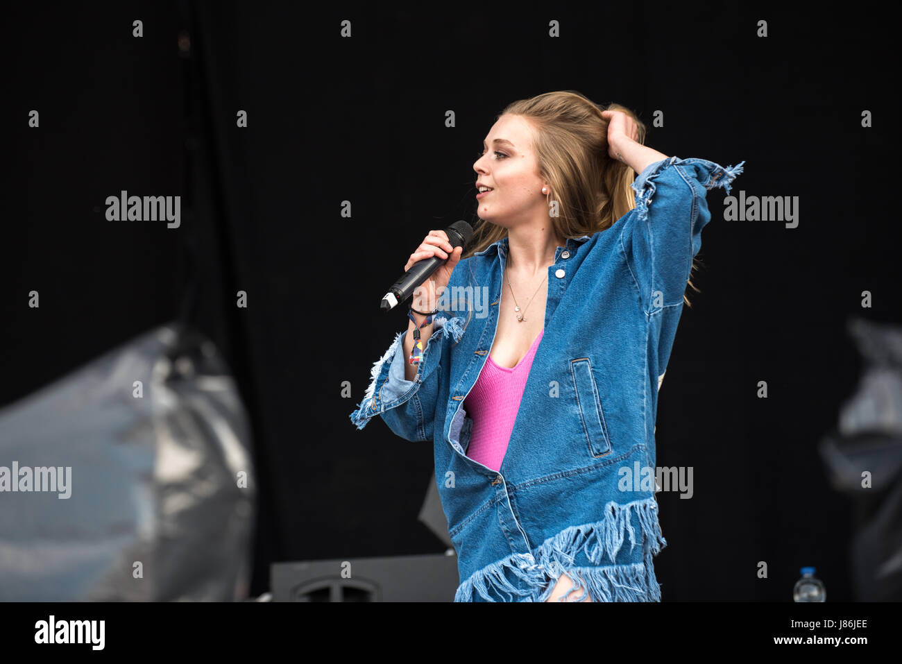 Southampton, Hampshire, Regno Unito. 27thth maggio, 2017. Becky Hill esegue sul palco principale. Gente comune Music Festival torna nel 2017 a Southampton comune dove il team Bestival, insieme con il curatore, Rob Da Bank, hanno messo insieme una fantastica gamma di atti. Protezione di eventi rimane serrato dopo il recente attacco terroristico in Manchester risultante nel Regno Unito il terrore del livello della minaccia di essere sottoposto a escalation da 'Severe' a 'critici'. Nonostante queste preoccupazioni, i frequentatori del festival non sono stati messi fuori e sono determinato a godere della festa, musica dal vivo e sole. Credito: Sarà Bailey/Alamy Live News Foto Stock