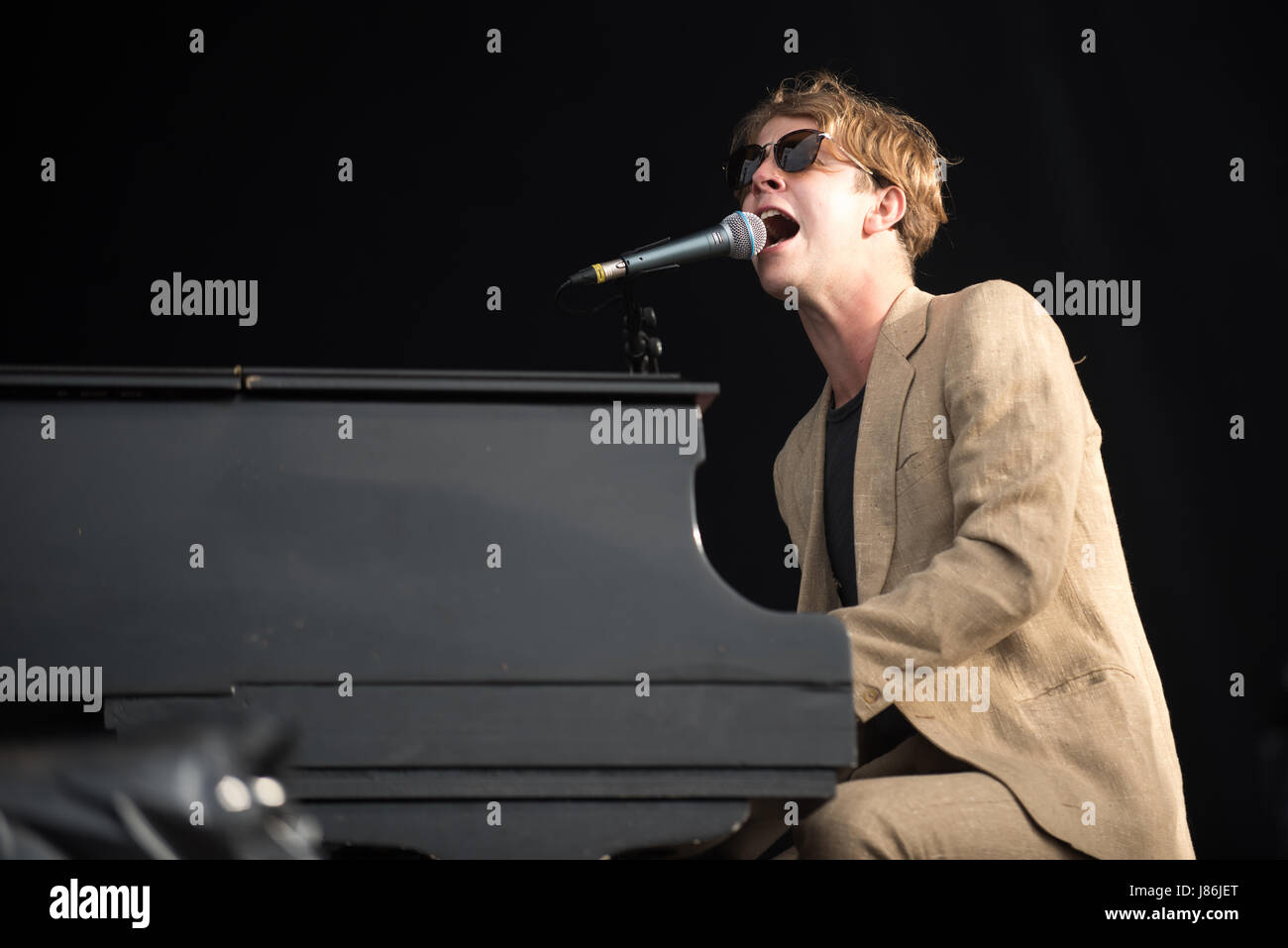 Southampton, Hampshire, Regno Unito. 27thth maggio, 2017. Tom Odell esegue sul palco principale. Gente comune Music Festival torna nel 2017 a Southampton comune dove il team Bestival, insieme con il curatore, Rob Da Bank, hanno messo insieme una fantastica gamma di atti. Protezione di eventi rimane serrato dopo il recente attacco terroristico in Manchester risultante nel Regno Unito il terrore del livello della minaccia di essere sottoposto a escalation da 'Severe' a 'critici'. Nonostante queste preoccupazioni, i frequentatori del festival non sono stati messi fuori e sono determinato a godere della festa, musica dal vivo e sole. Credito: Sarà Bailey/Alamy Live News Foto Stock