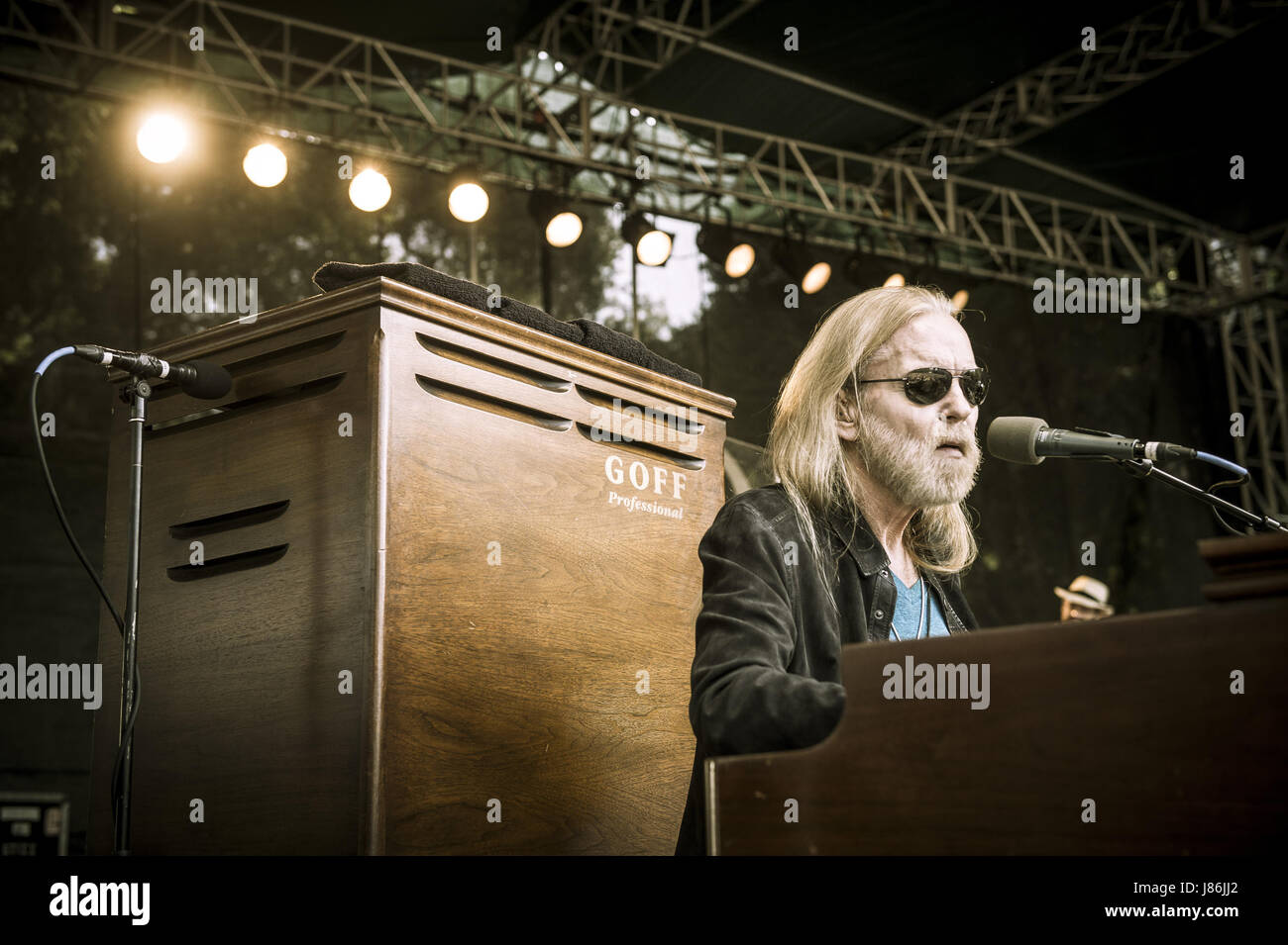 27 maggio 2017 - file foto: GREGORY LENOIR " GREGG ALLMAN" (nato il 8 dicembre 1947Ê- morì il 27 maggio 2017) era un musicista americano, cantante e cantautore. Egli è meglio conosciuto per l'esecuzione nella Allman Brothers Band. A seguito di una serie di problemi di salute, Allman muore nella sua casa di Savannah, Georgia, il 27 maggio 2017, a causa di complicazioni del cancro del fegato. Egli era di 69 anni. Nella foto: Febbraio 26, 2013 - 24 Maggio 2014 - Santa Cruz, in California, Stati Uniti d'America - GREGG ALLMAN della Allman Brothers Band si esibisce dal vivo a XXII edizione Santa Cruz Blues Festival. Credito: Jerome Brunet/ZUMAPRESS.com/Alamy Live News Foto Stock