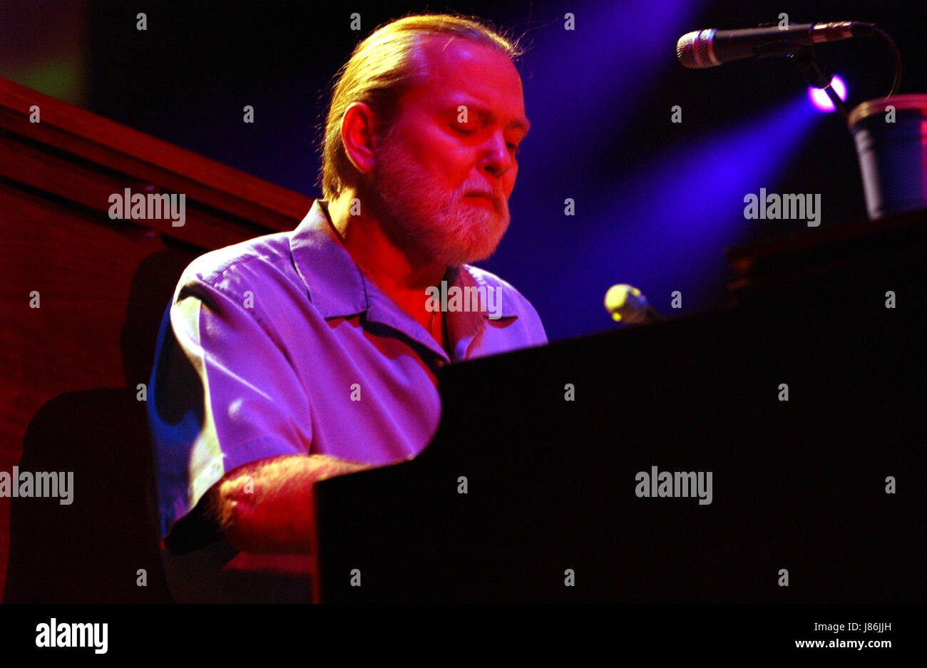 27 maggio 2017 - file foto: GREGORY LENOIR " GREGG ALLMAN" (nato il 8 dicembre 1947Ê- morì il 27 maggio 2017) era un musicista americano, cantante e cantautore. Egli è meglio conosciuto per l'esecuzione nella Allman Brothers Band. A seguito di una serie di problemi di salute, Allman muore nella sua casa di Savannah, Georgia, il 27 maggio 2017, a causa di complicazioni del cancro del fegato. Egli era di 69 anni. Nella foto: Sett. 30, 2005; Raleigh, NC, Stati Uniti d'America; musicista GREGG ALLMAN della Allman Brothers Band suona dal vivo come Alltel Pavilion a Walnut Creek vi festeggia il quindicesimo anniversario. La Allman Brothers hanno giocato Alltel Pavilion f Foto Stock