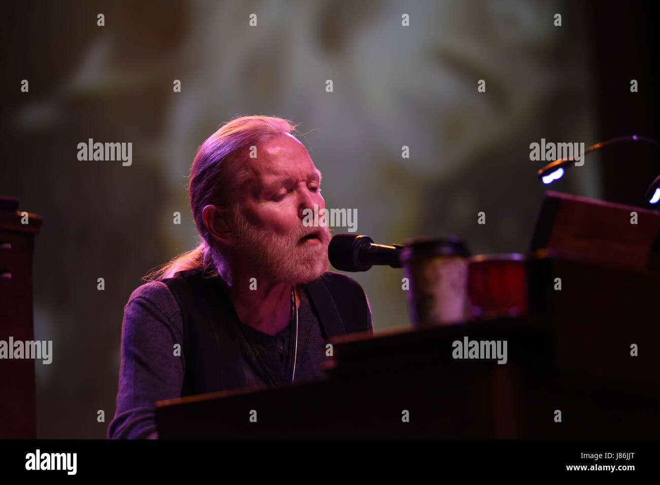 27 maggio 2017 - file foto: GREGORY LENOIR " GREGG ALLMAN" (nato il 8 dicembre 1947Ê- morì il 27 maggio 2017) era un musicista americano, cantante e cantautore. Egli è meglio conosciuto per l'esecuzione nella Allman Brothers Band. A seguito di una serie di problemi di salute, Allman muore nella sua casa di Savannah, Georgia, il 27 maggio 2017, a causa di complicazioni del cancro del fegato. Egli era di 69 anni. Nella foto: 12 Aprile 2016 - Virginia Beach - Gregg Allman, vincitore di Grammy e la legenda di eseguire a Sandler Center. Credito: Jeff Moore/ZUMA filo/Alamy Live News Foto Stock