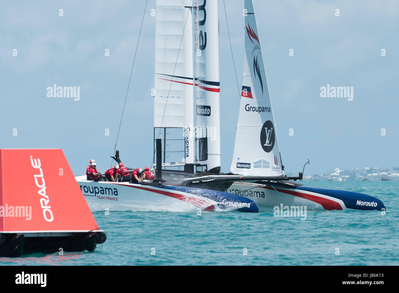 Bermuda. 27 Maggio, 2017. Groupama Team Francia corrisponda fino contro il team Oracle USA nella prima gara della 35a Coppa America serie challenger. Bermuda. 27/5/2017 Credit: Chris Cameron/Alamy Live News Foto Stock