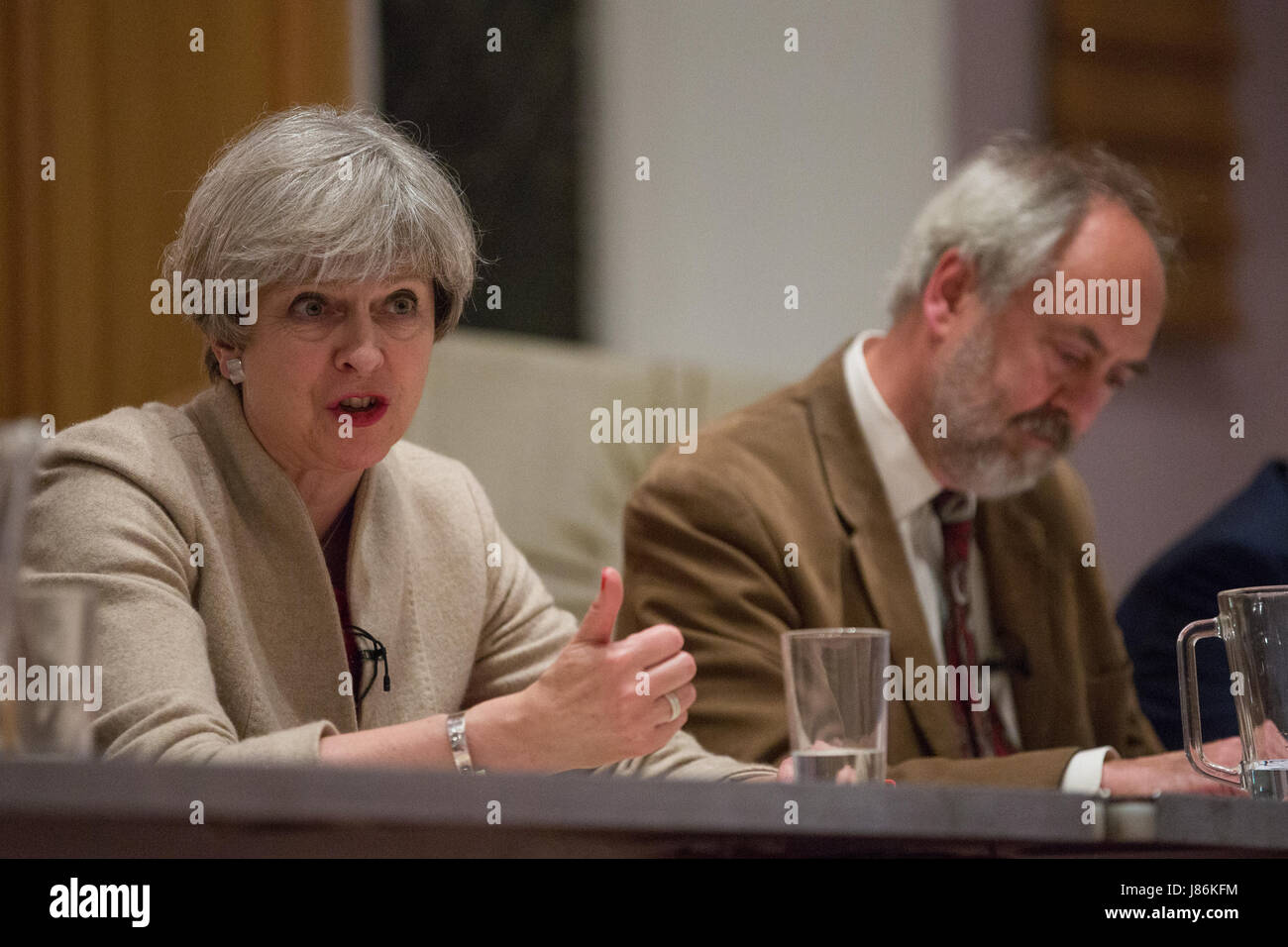 Maidenhead, Regno Unito. 27 Maggio, 2017. Theresa Maggio, il Primo Ministro e il candidato conservatore, risponde a una domanda in un evento hustings per le prossime elezioni generali alla High Street Chiesa Metodista. Credito: Mark Kerrison/Alamy Live News Foto Stock