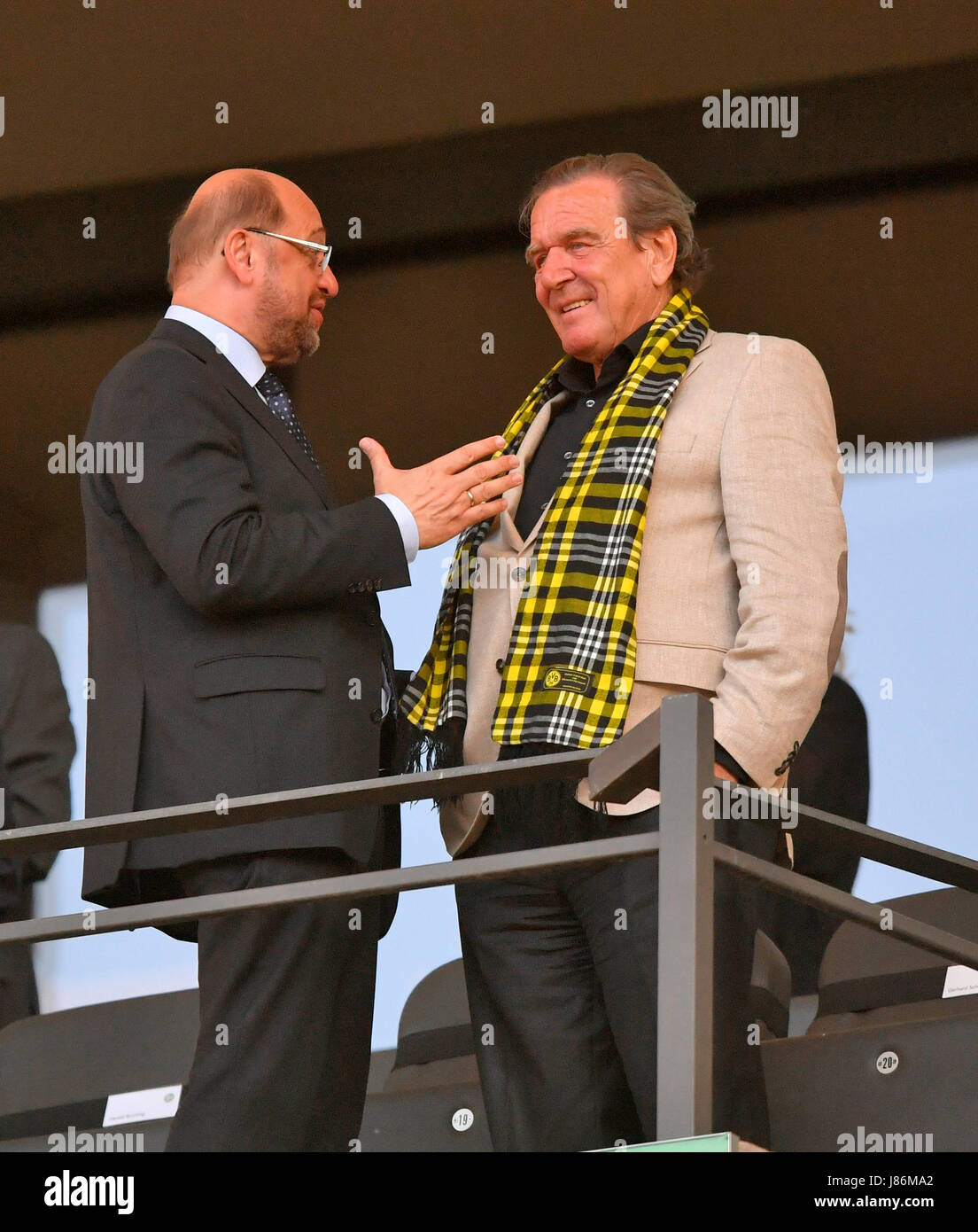 27.05.2017, Fussball DFB-Pokal 2016/17, Finale im Olympiastadion di Berlino, Eintracht Francoforte - Borussia Dortmund, Kanzlerkandidat Martin Schulz und Ex-Bundeskanzler Gerhard Schröder (RI, beide Deutschland). Foto: Cronos/MIS Foto Stock