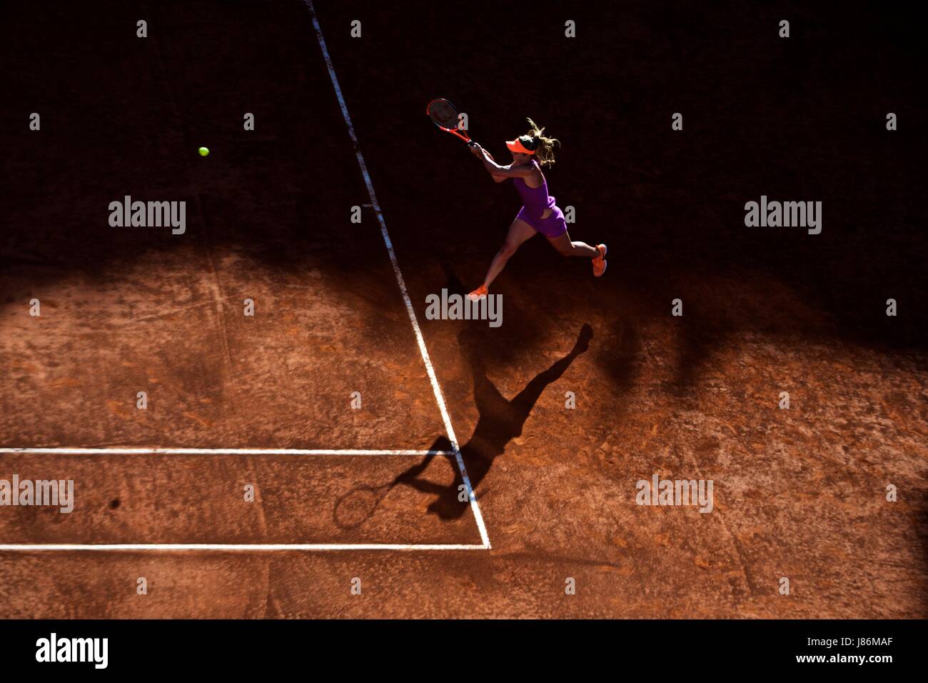 Pechino, Italia. Il 20 maggio 2017. Per l'Ucraina Elina Svitolina restituisce la sfera durante la semifinale partita di donne singoli contro la Spagna Garbine Muguruza presso l'Italian Open Tennis Tournament in Roma, Italia, 20 maggio 2017. Credito: Jin Yu/Xinhua/Alamy Live News Foto Stock