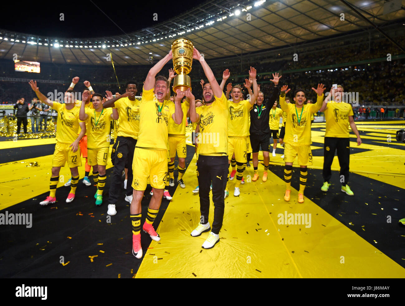 27.05.2017, Fussball DFB-Pokal 2016/17, Finale im Olympiastadion di Berlino, Eintracht Francoforte - Borussia Dortmund, Jubel mit dem Pokal nach der Siegerehrung, li: Lukasz Piszcek (Dortmund). Foto: Cronos/MIS Foto Stock