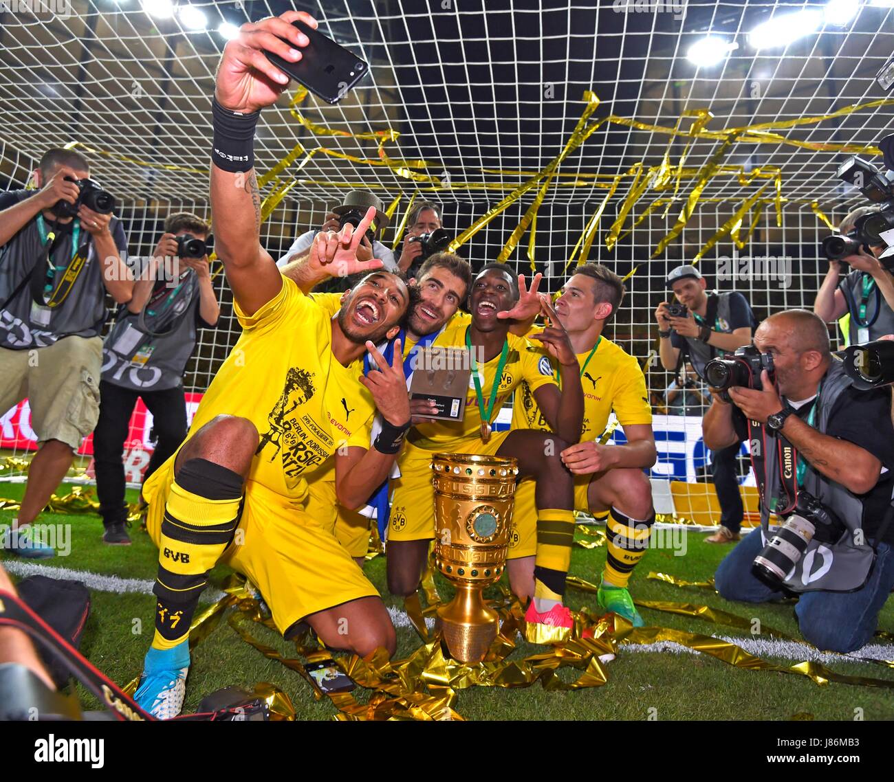 27.05.2017, Fussball DFB-Pokal 2016/17, Finale im Olympiastadion di Berlino, Eintracht Francoforte - Borussia Dortmund, Jubel mit dem Pokal nach der Siegerehrung, v.li: Pierre-Emerick Aubameyang (Dortmund), Sokratis (Dortmund), Ousmane Dembele (Dortmund), Foto: Cronos/MIS Foto Stock