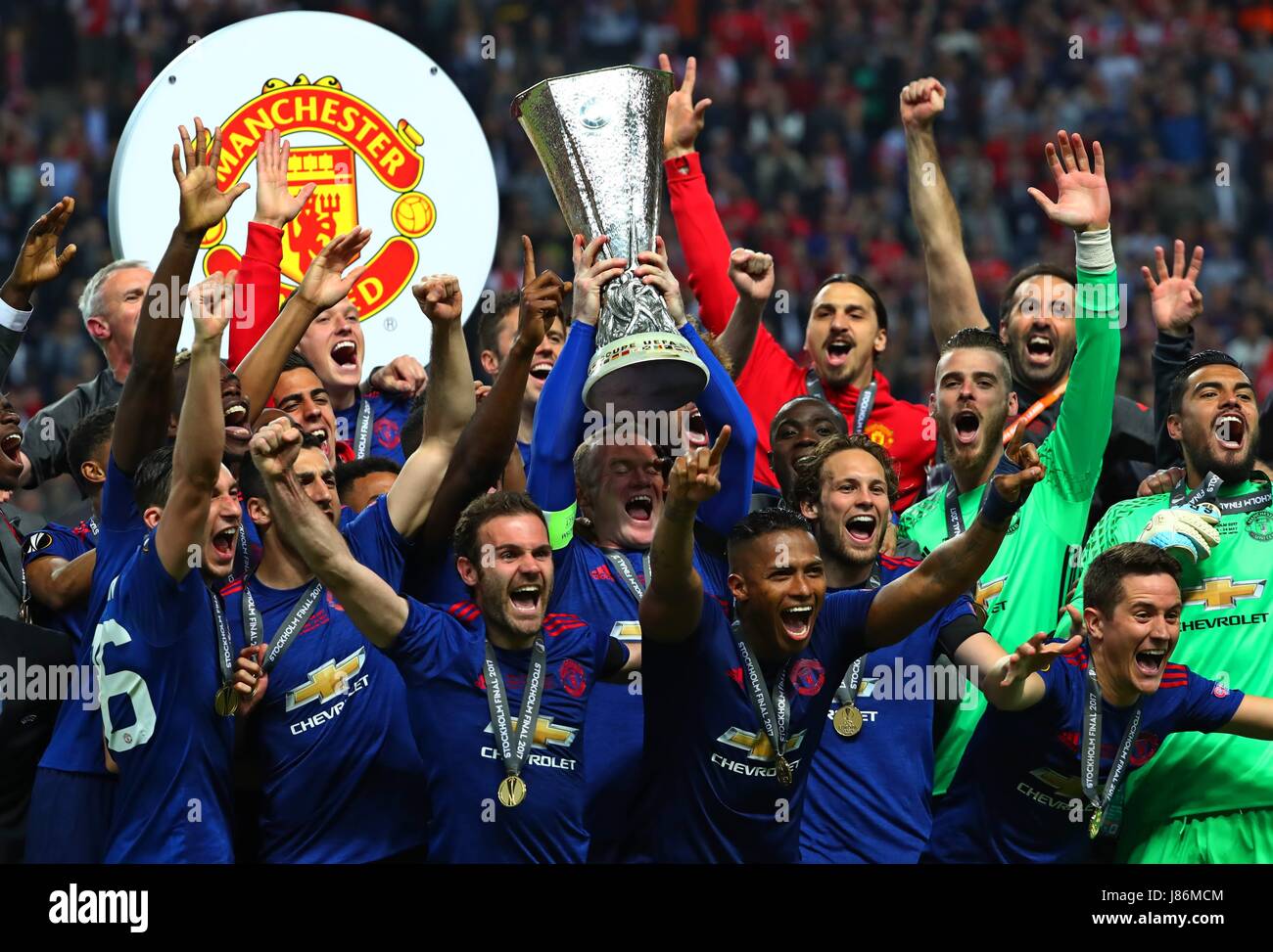 Pechino, Svezia. Xxiv Maggio, 2017. Membri del Manchester United celebra con il trofeo dopo aver vinto la UEFA Europa League match finale tra Manchester United e Ajax Amsterdam presso gli amici Arena di Stoccolma, Svezia, 24 maggio, 2017. Credito: Gong Bing/Xinhua/Alamy Live News Foto Stock