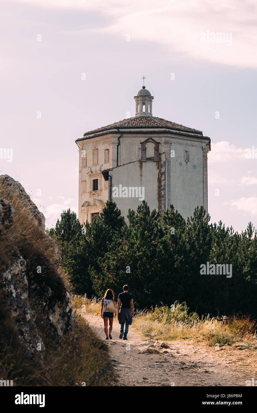 Un paio di passeggiate verso la cappella presso la fortezza di Rocca Calascio, Abruzzo, Italia Foto Stock