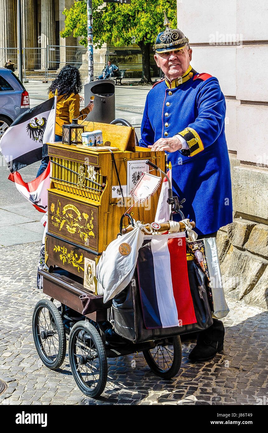 Che cosa un nostalgico incontro con una Berlin musicista di strada in Prussia uniforme militare di fronte al Museo Storico Tedesco. Foto Stock