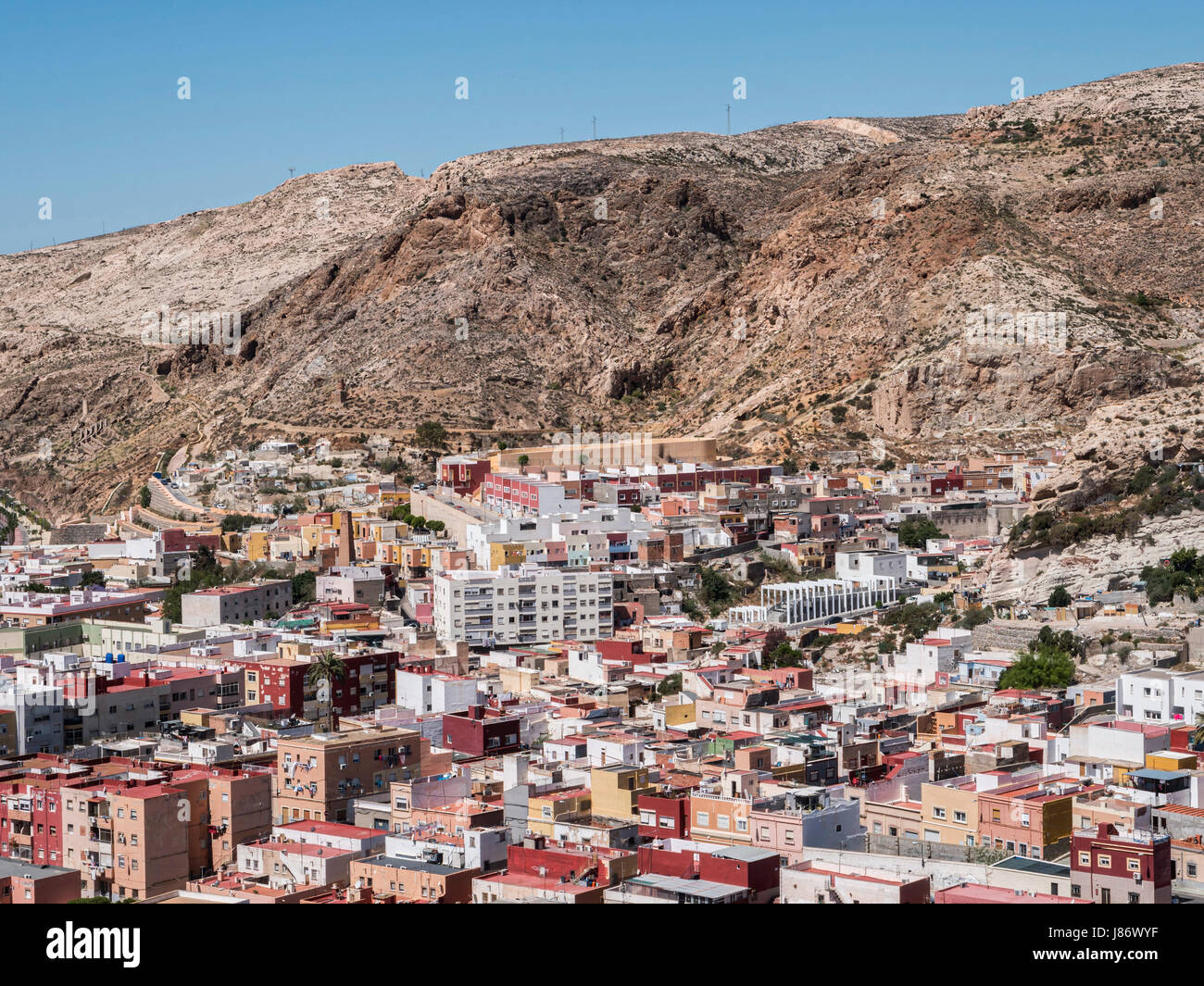 Vista dalla fortezza di stile moresco case e edifici lungo il porto di Almeria, Andalusia, Spagna Foto Stock