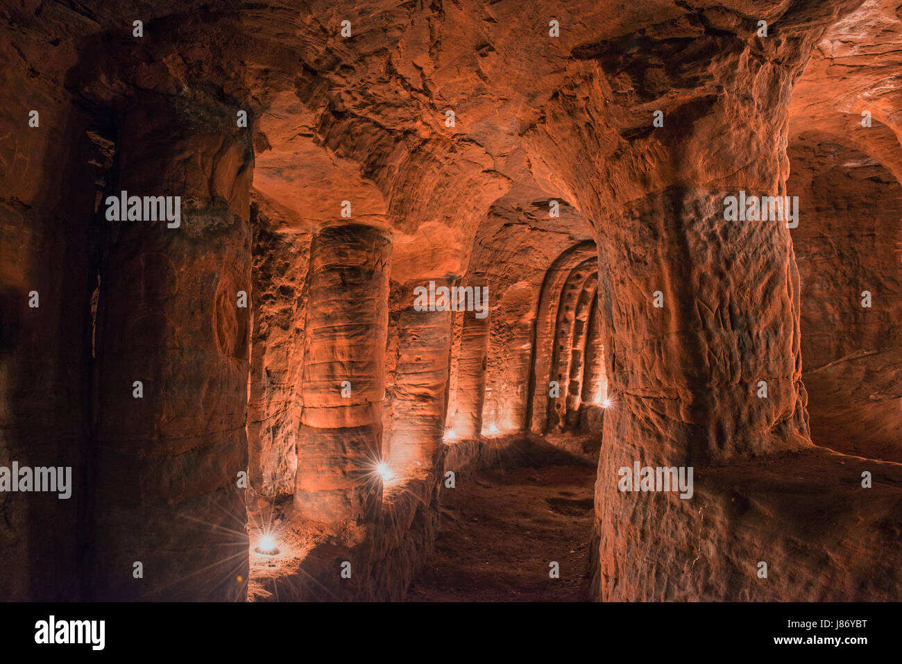 Usando T luci per illuminare le camere sotterranee di Caynton Grotte, vicino a Shifnal, Shropshire, Inghilterra, Regno Unito. Foto Stock