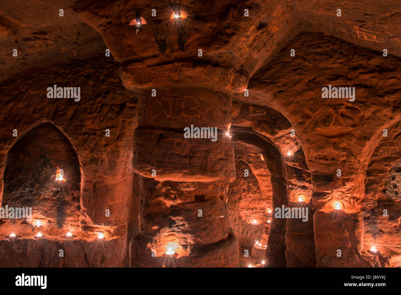 Usando T luci per illuminare le camere sotterranee di Caynton Grotte, vicino a Shifnal, Shropshire, Inghilterra, Regno Unito. Foto Stock