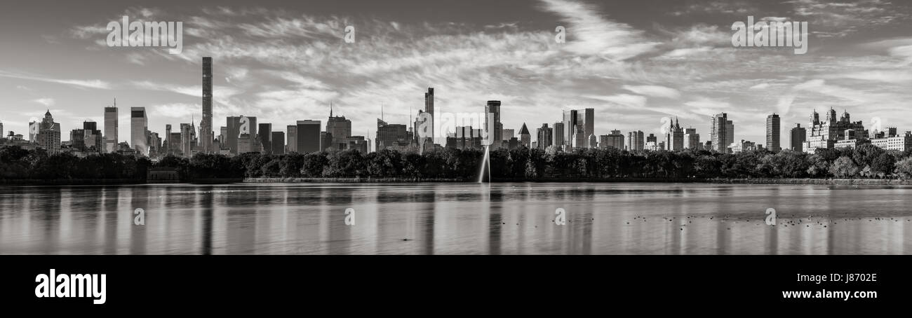 Mattina vista panoramica del centro cittadino di Manhattan grattacieli e il Central Park il serbatoio in bianco e nero. La città di New York Foto Stock