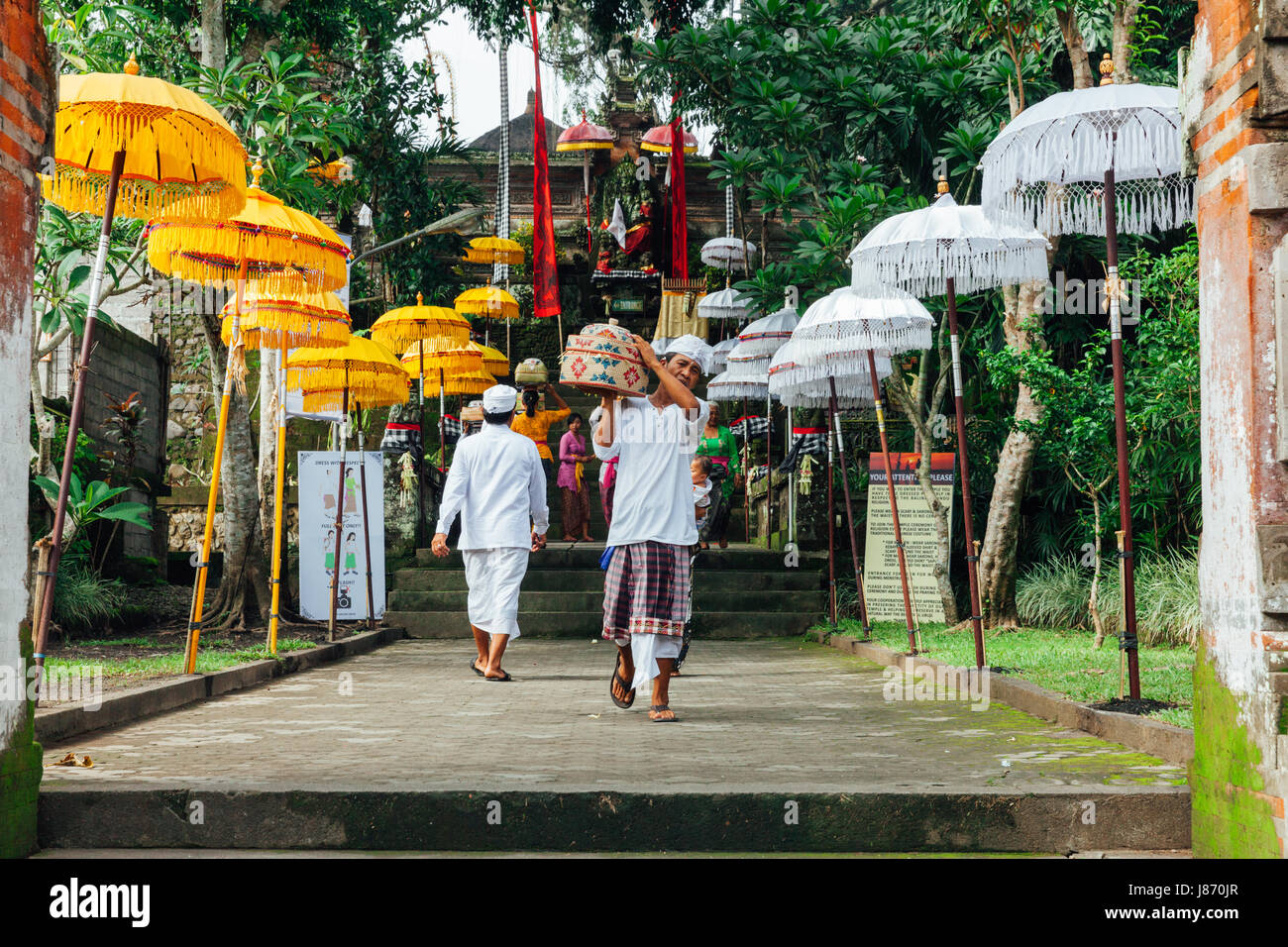 UBUD, Indonesia - 2 Marzo: uomo Balinese in abiti tradizionali durante la celebrazione prima Nyepi (Giorno Balinese di silenzio) il 2 marzo 2016 in Ubud, Foto Stock