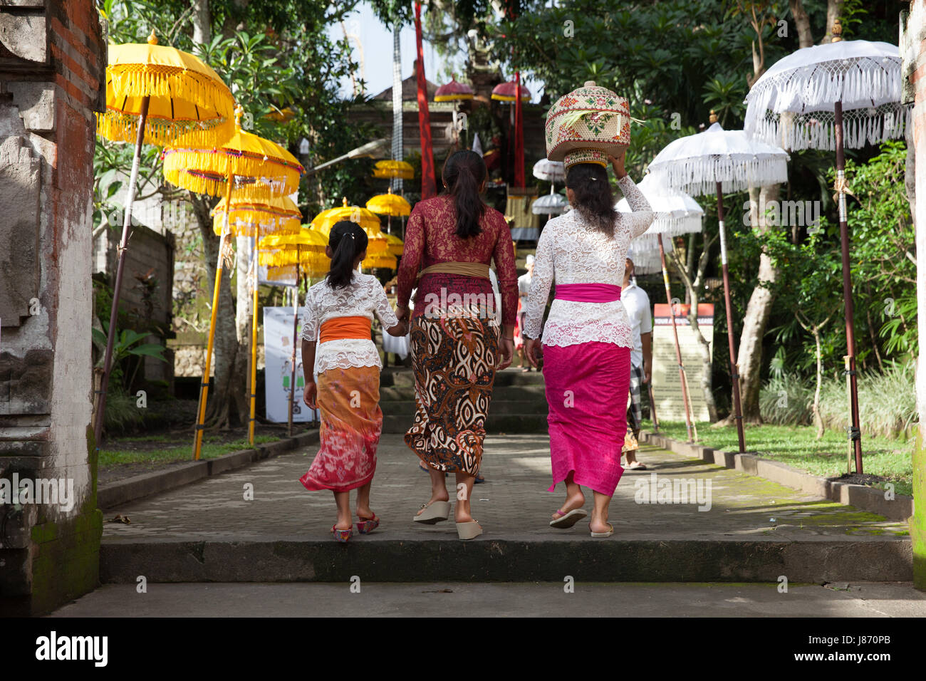 UBUD, Indonesia - 2 Marzo: Donne passeggiate su per le scale durante la celebrazione prima Nyepi (Giorno Balinese di silenzio) il 2 marzo 2016 in Ubud, Indonesia Foto Stock