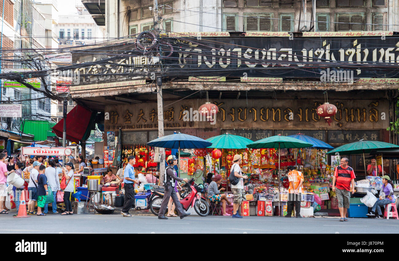 BANGKOK, Tailandia - 24 aprile: persone in Bangkok Chinatown il 24 aprile 2016 a Bangkok, in Thailandia. Foto Stock