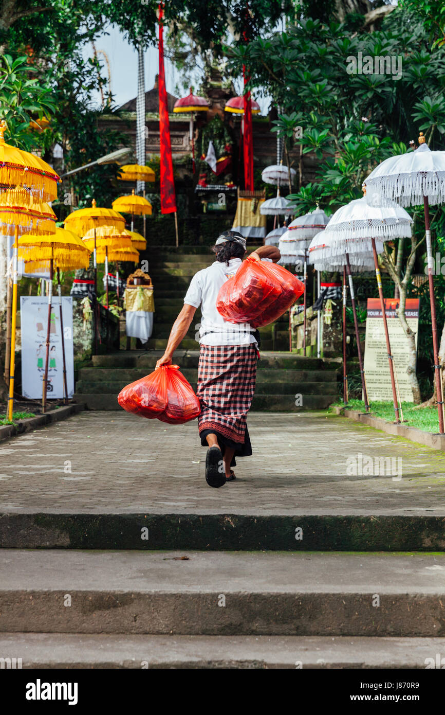 UBUD, Indonesia - 2 marzo: l uomo in stile balinese tradizionale vestiti passeggiate su per le scale durante la celebrazione prima Nyepi (Giorno Balinese di silenzio) su Ma Foto Stock