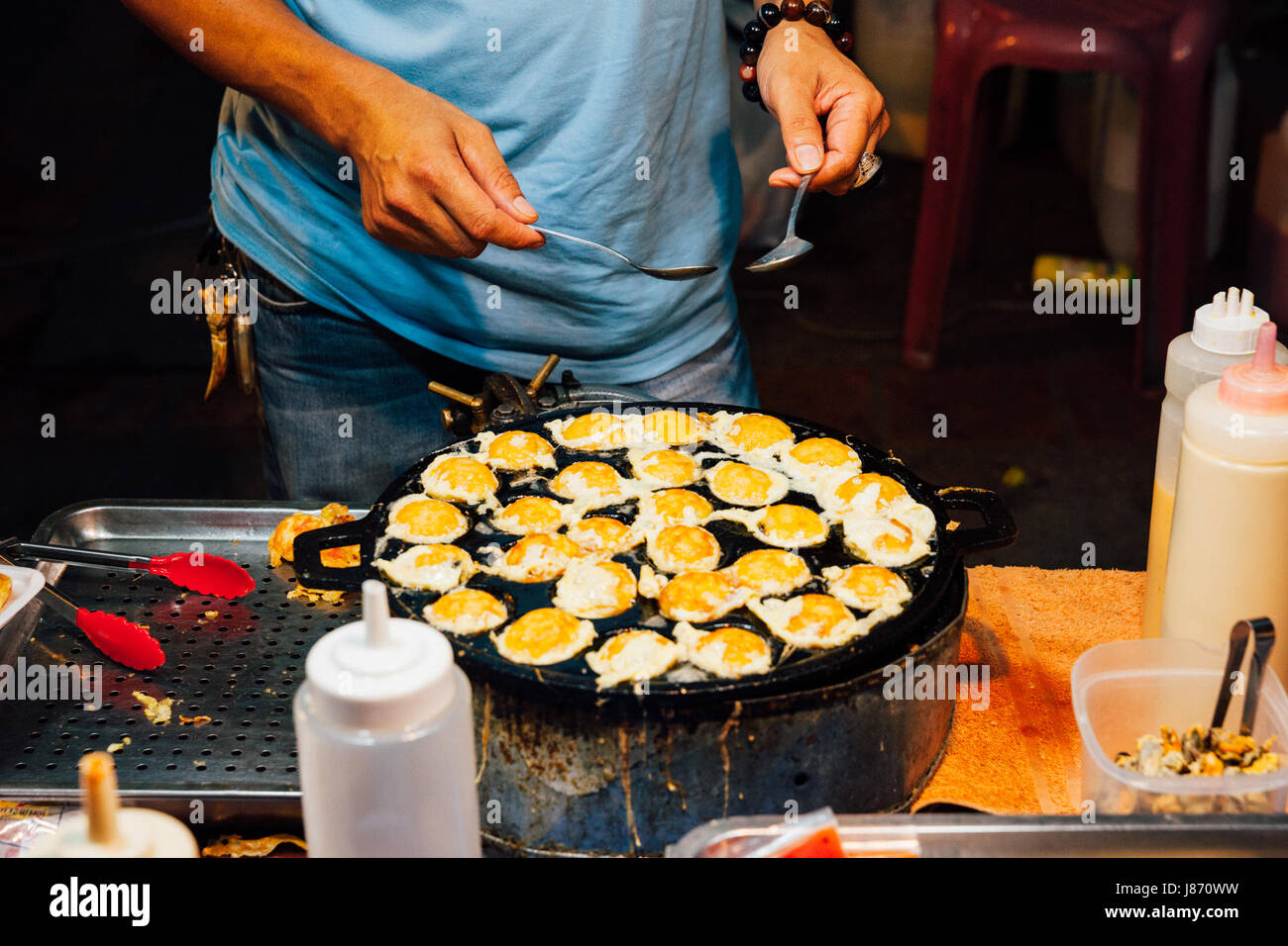 CHIANG MAI, Thailandia - 21 agosto: fornitore di cibo cucinare uova di quaglia al mercato di domenica (walking street) il 21 agosto 2016 a Chiang Mai, Thailandia. Foto Stock