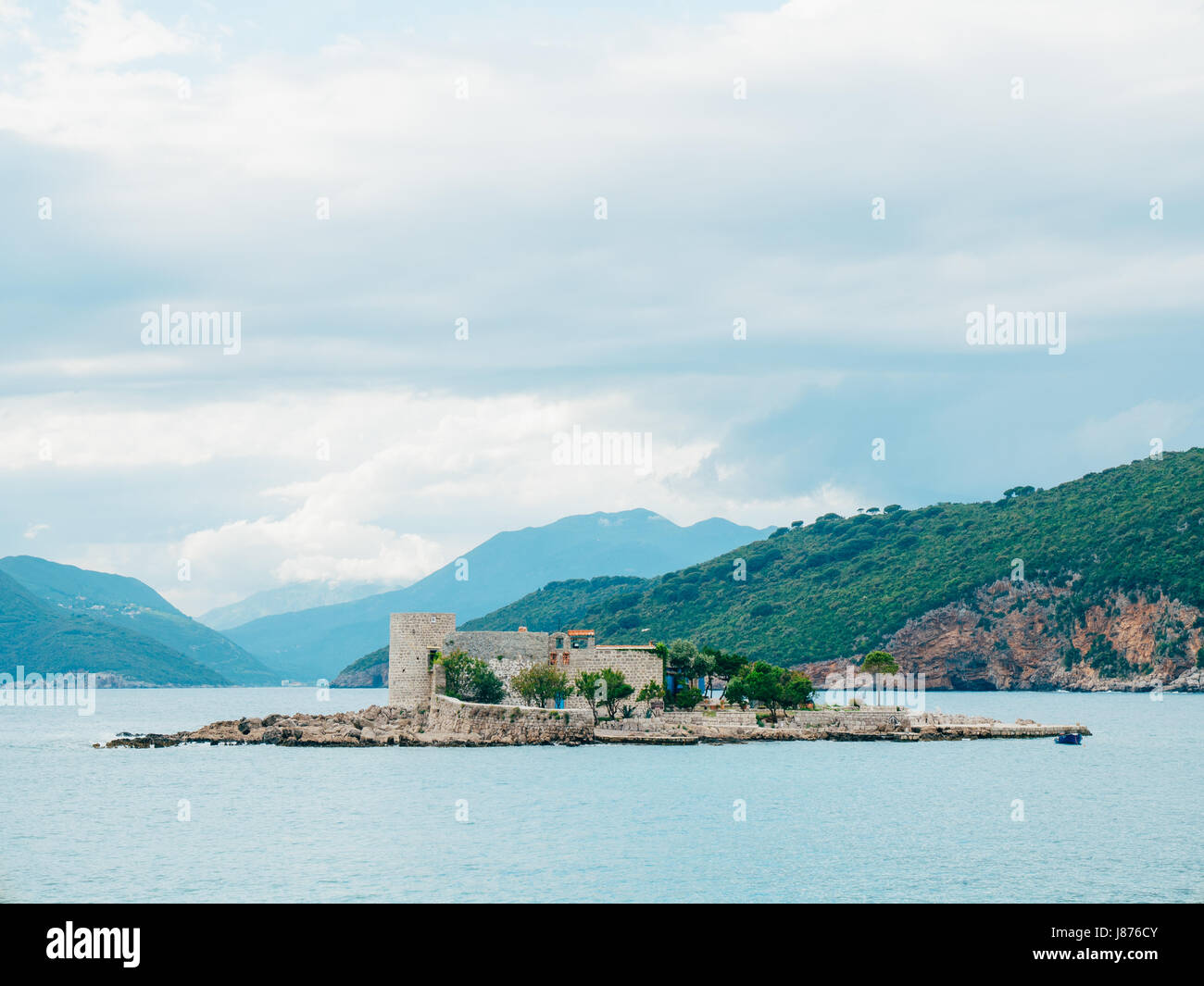 Isola Otocic Gospa vicino all'isola di Mamula. Su Lustica, Montenegro. Fantastica vista aerea di san isola vergine Foto Stock