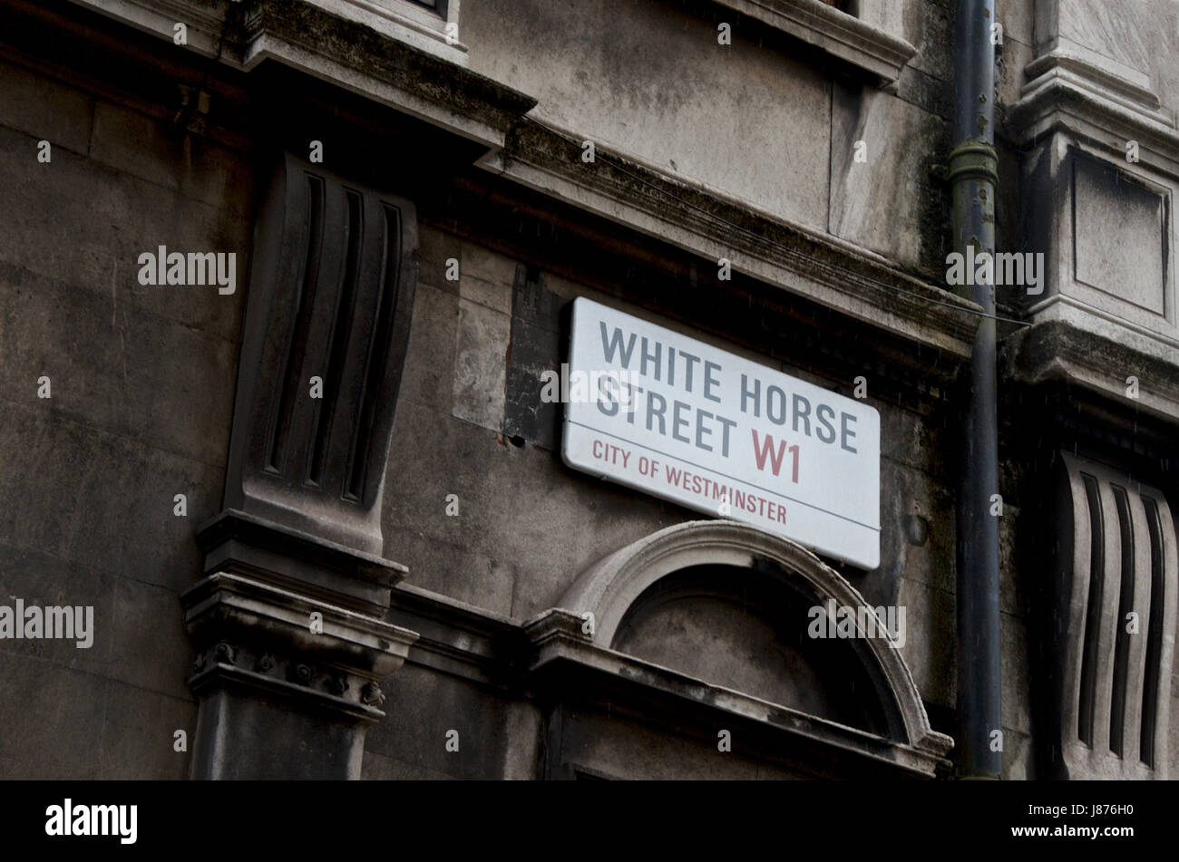 Una strada di Londra segno, White Horse Street W1 su una sporca edificio londinese. Foto Stock