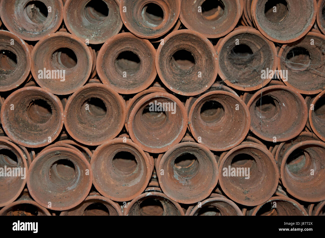 Polveroso vasi di argilla, impilate orizzontalmente Foto Stock