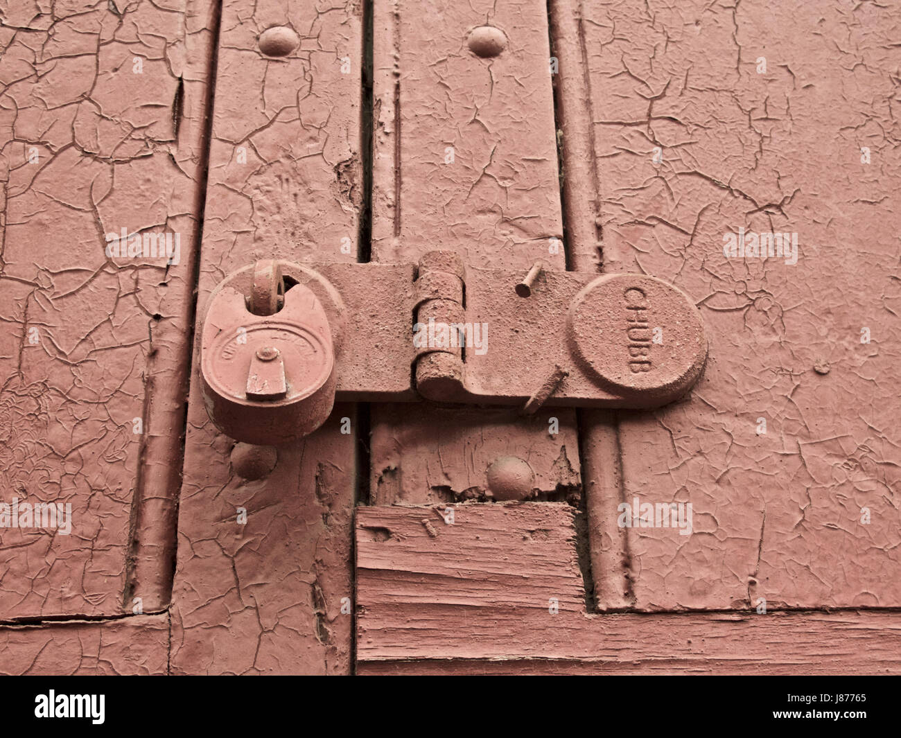 Lucchetti di sicurezza su una vecchia porta di legno Foto Stock