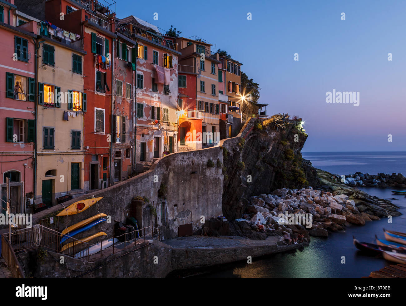 Borgo di Riomaggiore nelle Cinque Terre illuminata di notte, Italia Foto Stock