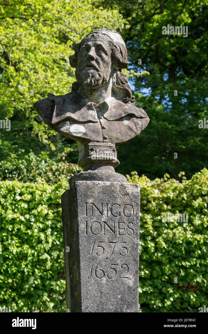 Busto di Inigo Jones Plas Brondanw giardini vicino Garreg, il Galles del Nord. Un bellissimo giardino creato da Clough Williams-Ellis. Foto Stock