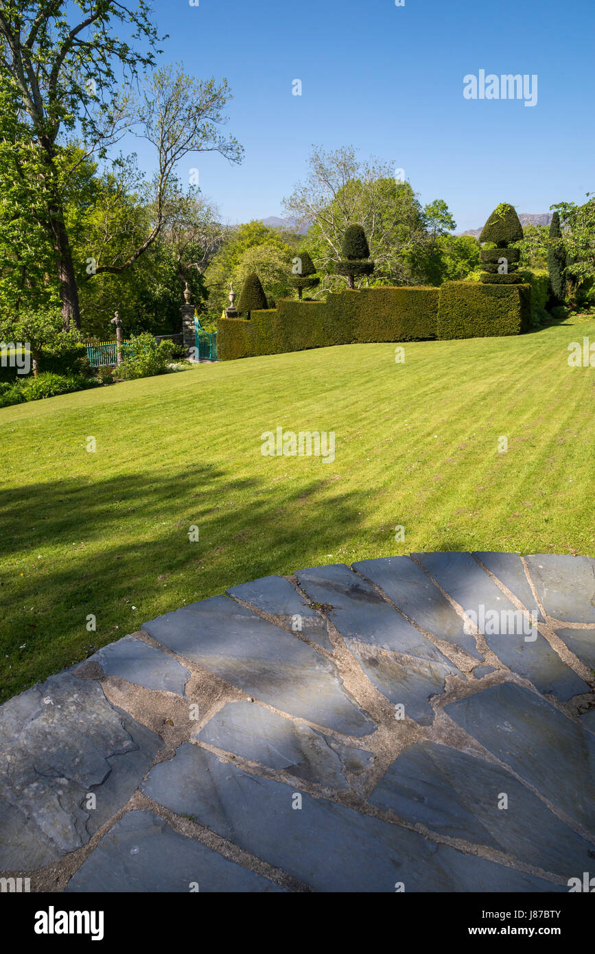Ben conservati i prati di Plas Brondanw giardini vicino Garreg, il Galles del Nord. Un bellissimo giardino creato da Clough Williams-Ellis. Foto Stock